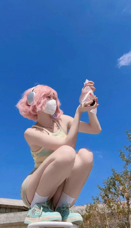 粉色短发少女戴口罩耳机蹲坐手持金鱼袋蓝天背景手机壁纸