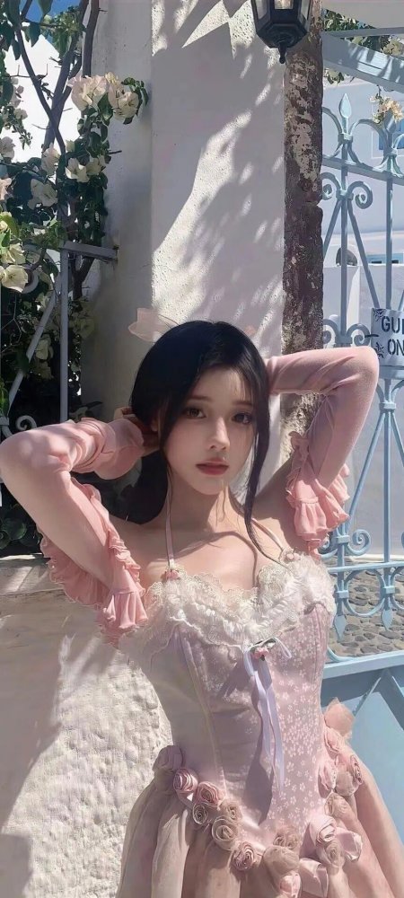 粉色洛丽塔少女双手撩发白墙花藤背景手机壁纸