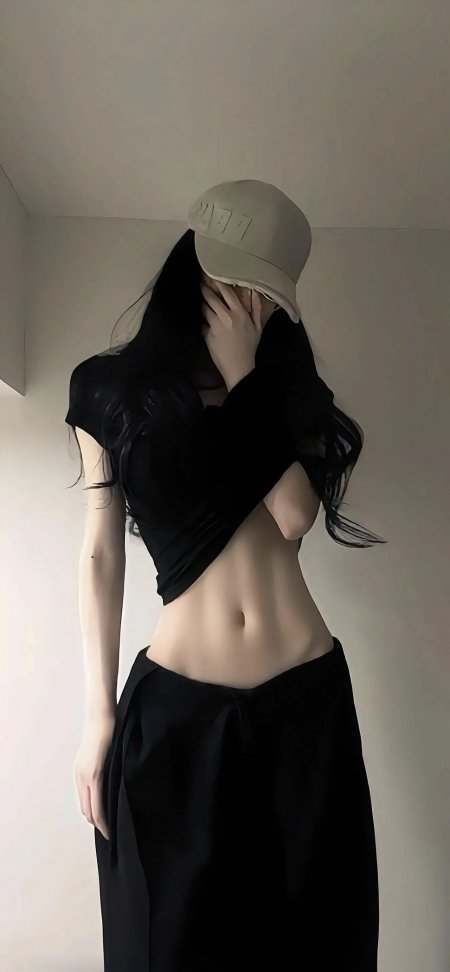 黑衣长发女生戴帽遮面露腰写真手机壁纸