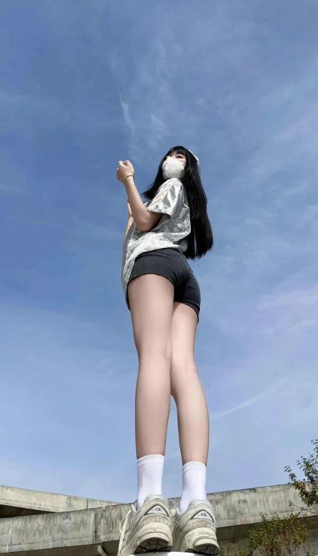 黑长直少女戴口罩仰望蓝天低角度拍摄手机壁纸
