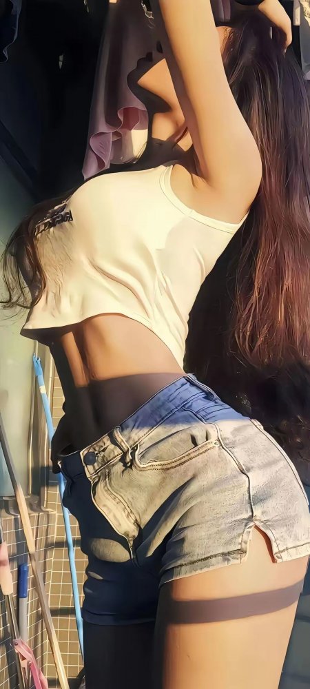 长发少女抬手整理头发白色短款背心牛仔热裤手机壁纸