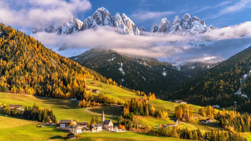 阿尔卑斯山脉秋日风光雪峰云雾村庄森林绿色田野风景电脑壁纸