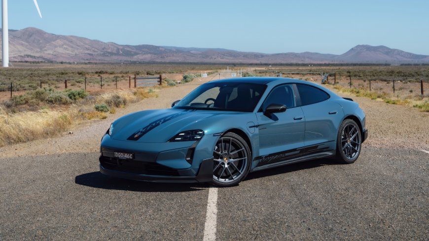 保时捷Taycan Turbo S沙漠公路停驻风景电脑壁纸