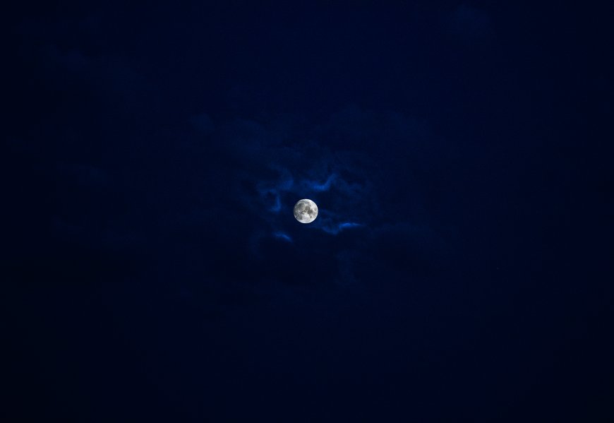 夜空深蓝背景下朦胧月亮相伴稀疏云朵电脑壁纸