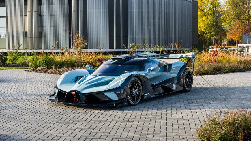 布加迪勒芒赛车蓝色碳纤维车身赛道特写汽车电脑壁纸