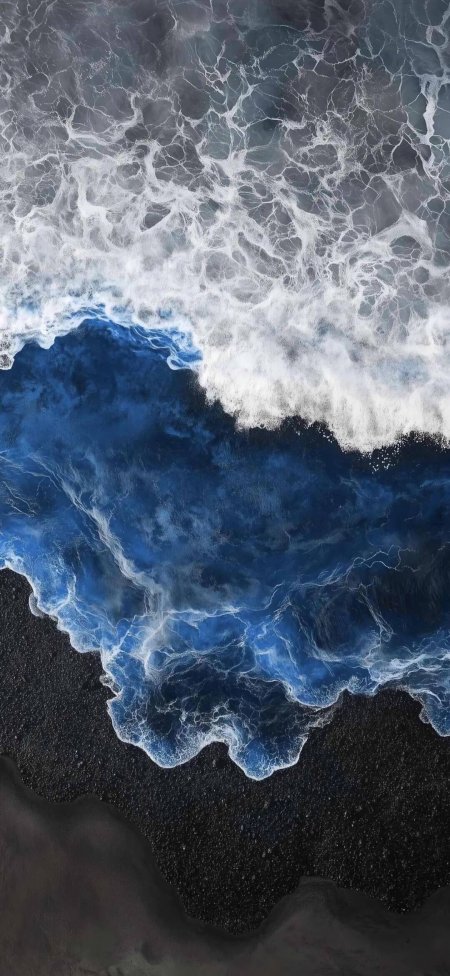 黑沙滩蓝海浪白泡沫航拍自然风光手机壁纸