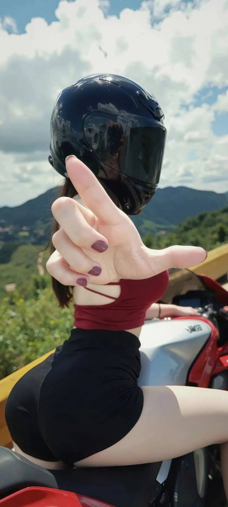 机车少女戴黑色头盔比V手势红黑穿搭山景背景手机壁纸