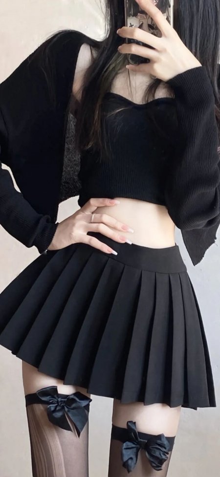 少女黑色针织露脐上衣搭配百褶短裙蝴蝶结袜带手机壁纸