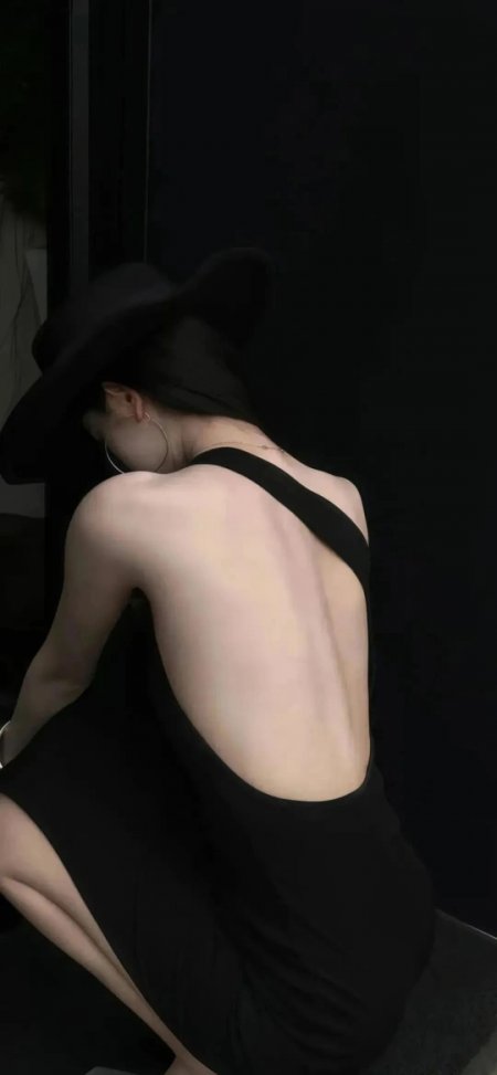 黑色宽檐帽女性背影露背装暗调写真手机壁纸
