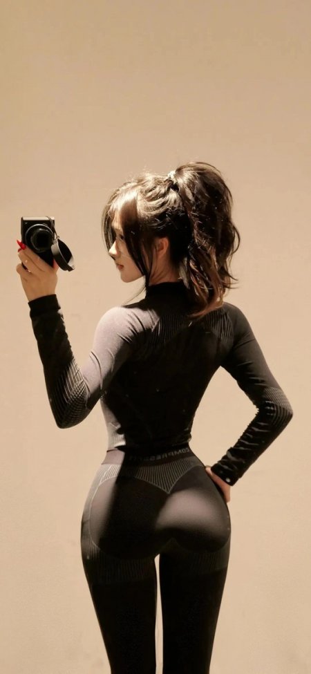 黑色紧身运动装高马尾女子持相机自拍手机壁纸