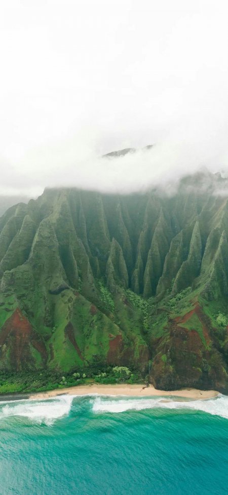 夏威夷纳帕利海岸翠绿悬崖云雾缭绕海浪拍岸风景手机壁纸