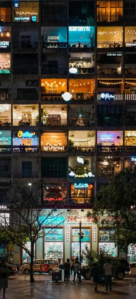 越南胡志明市夜晚多层咖啡店霓虹灯建筑街景手机壁纸