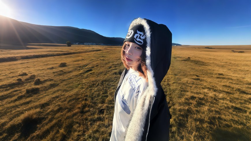 高原草原阳光少女连帽外套时尚穿搭自然风光风景电脑壁纸