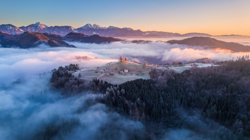 阿尔卑斯山晨雾中教堂村落日出风光风景电脑壁纸