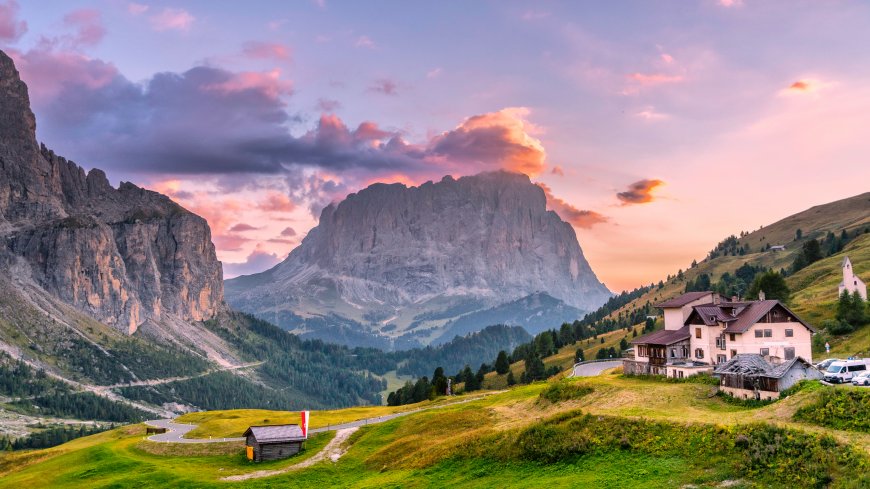 阿尔卑斯山脉日落村庄绿色山坡岩石山峰自然景观风景电脑壁纸