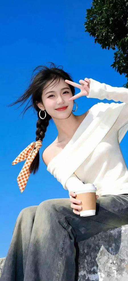 清新少女扎麻花辫比耶手持咖啡杯蓝天背景手机壁纸