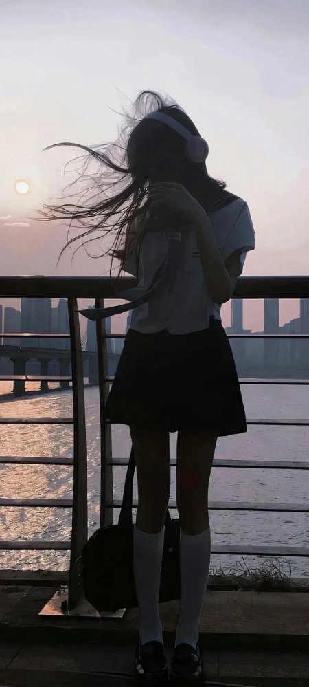 日系少女夕阳江边听歌剪影手机壁纸
