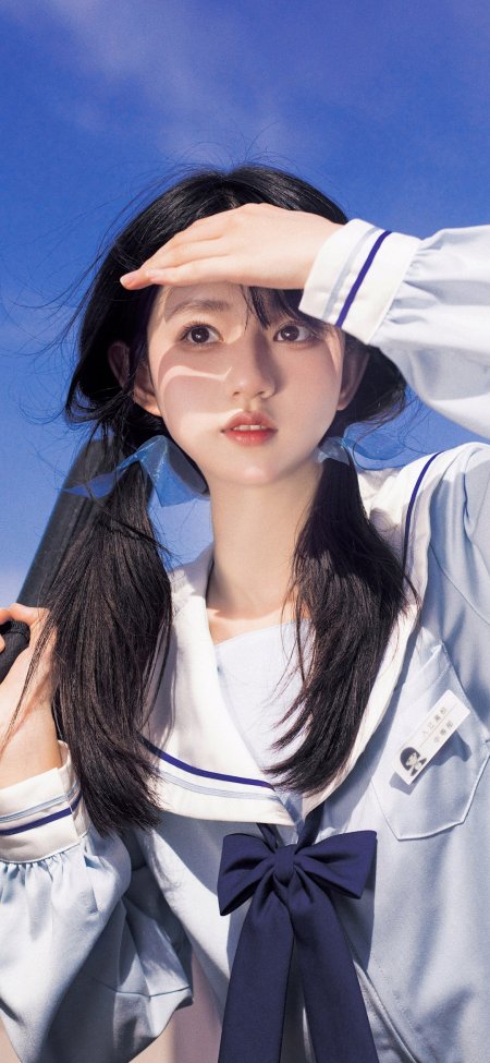 日系水手服少女遮阳望远手机壁纸