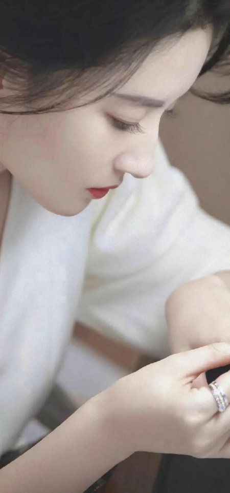 迪丽热巴低头凝视佩戴钻戒白色毛衣手机壁纸