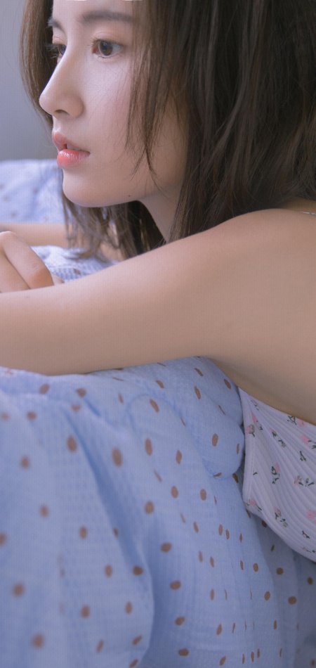 清新少女侧颜凝望浅蓝波点裙手机壁纸