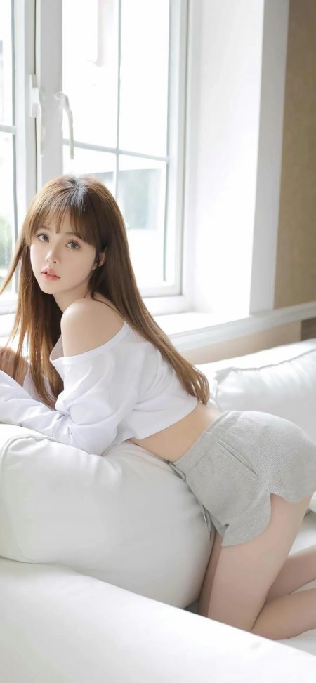 清新少女白衬衫灰短裤窗边倚靠手机壁纸