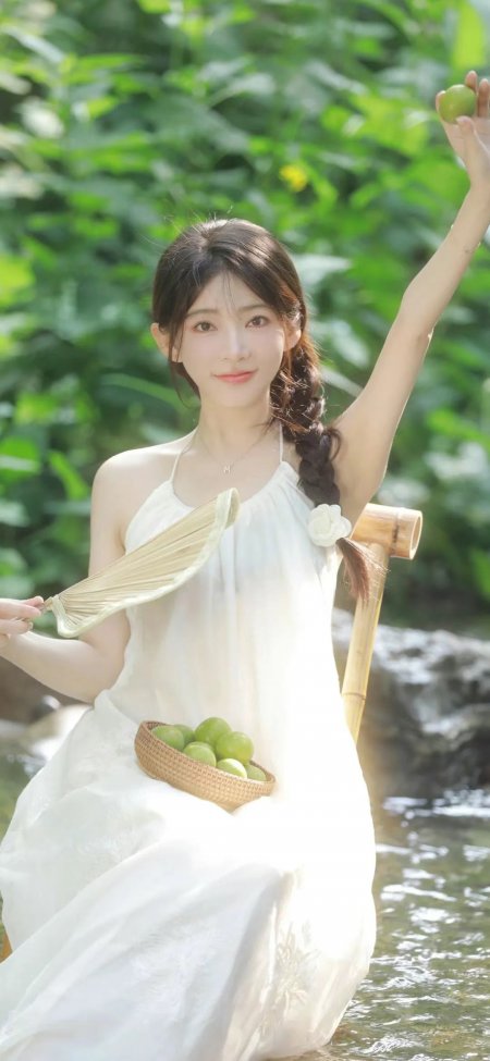 清新少女溪边持青梅竹扇白裙写真手机壁纸
