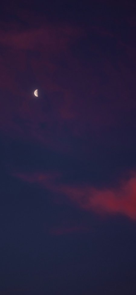 深紫红云层中弯月悬空夜景手机壁纸