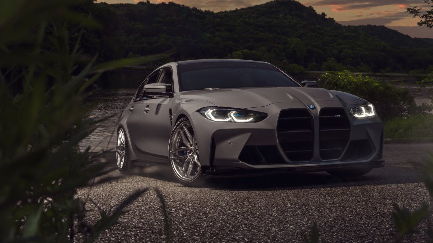 灰色宝马M3山间黄昏道路植被前景光影效果风景电脑壁纸