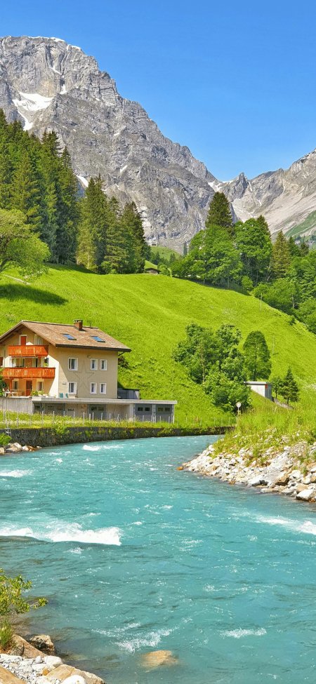 瑞士阿尔卑斯山间绿谷溪流木屋风景手机壁纸