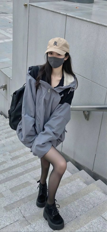 街头时尚女生灰黑拼色外套米色棒球帽台阶写真手机壁纸