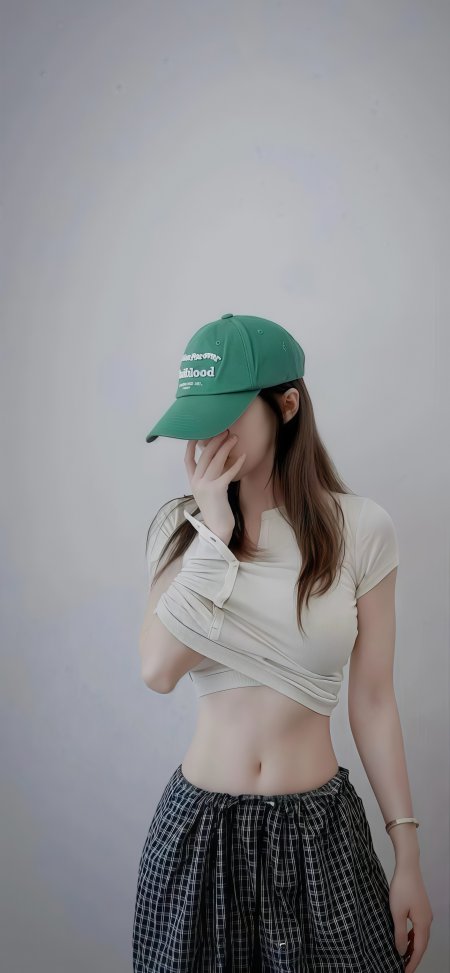 绿色棒球帽遮脸少女米色短袖格纹裤手机壁纸