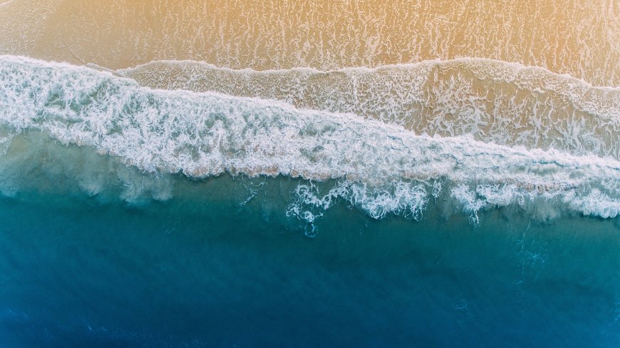 海浪拍打沙滩航拍自然风光风景电脑壁纸