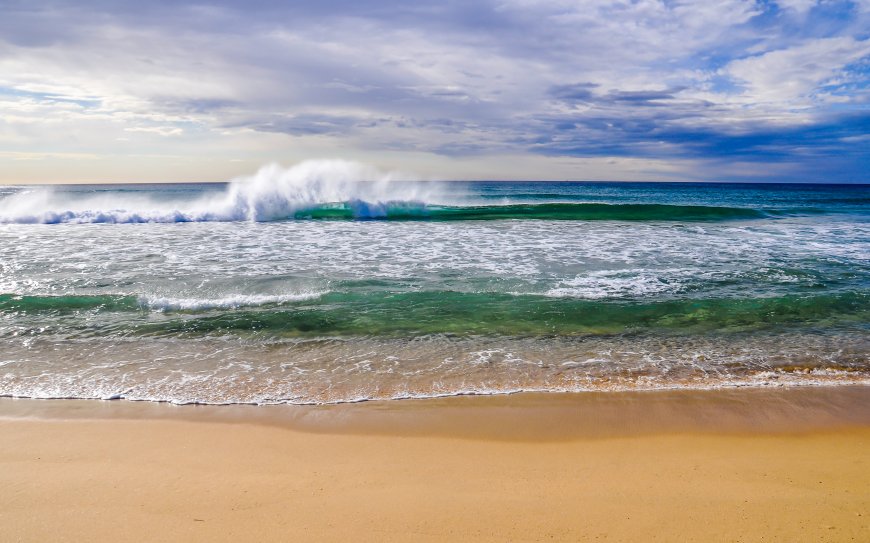 海浪拍打沙滩碧蓝海水自然风光风景电脑壁纸