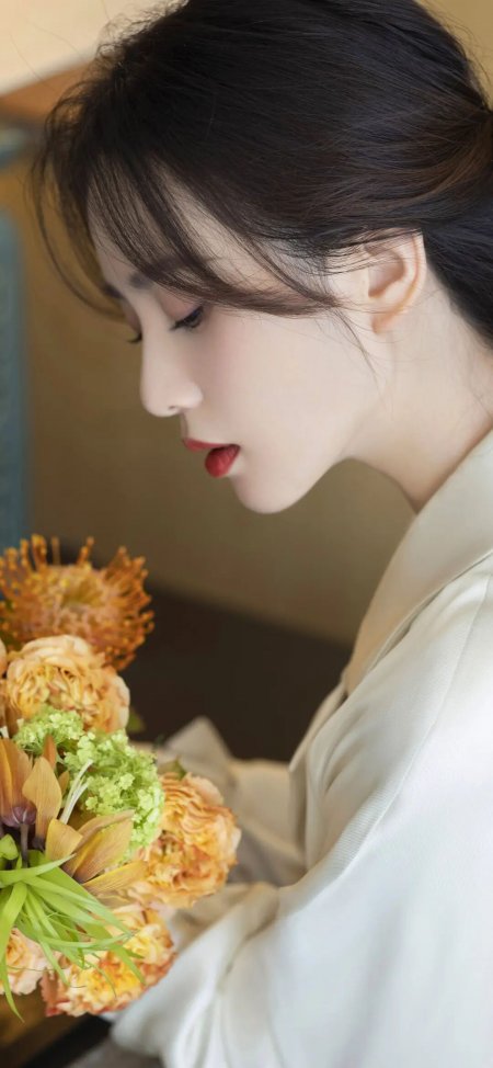 优雅女子侧颜凝视花束手机壁纸