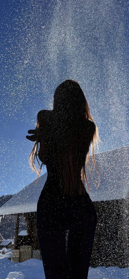 雪中长发女子背影洒水瞬间手机壁纸