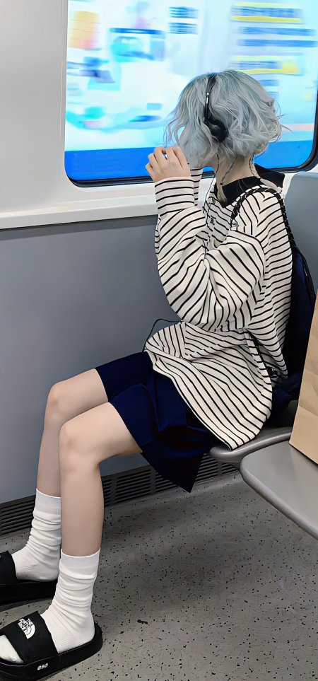 银发少女地铁听歌条纹衫深蓝短裙手机壁纸