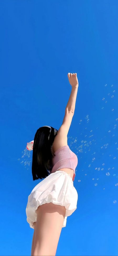 少女举手吹泡泡蓝天背景手机壁纸