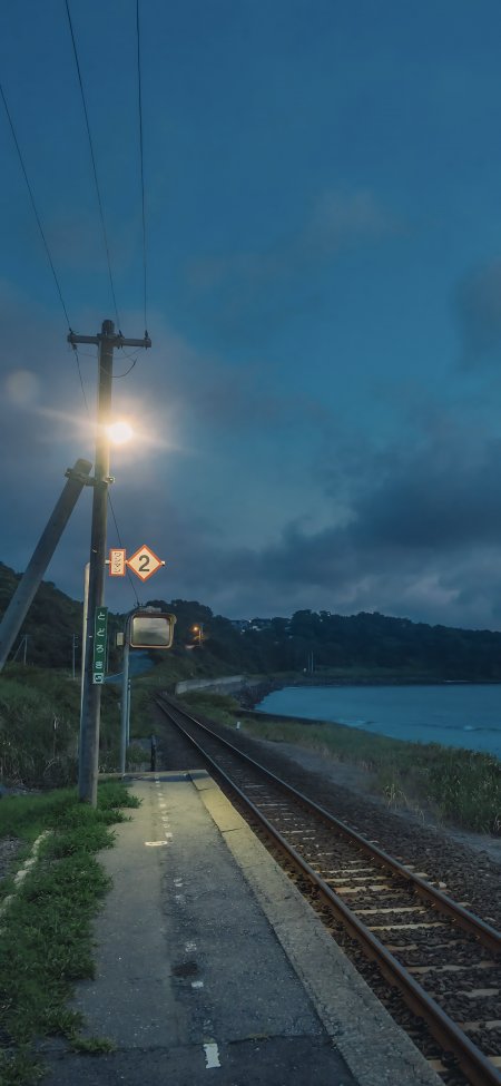 日本海边铁路站台黄昏路灯夜景手机壁纸