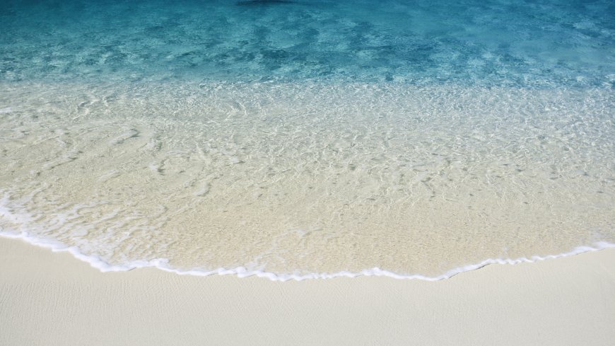 清澈海水白沙海滩波浪涌动热带度假胜地风景电脑壁纸