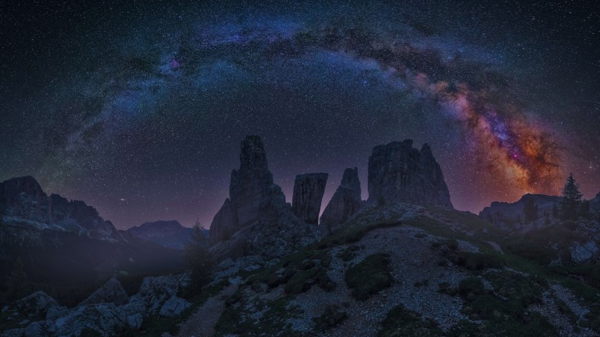 星空银河岩石山峰夜空宇宙自然奇观风景电脑壁纸
