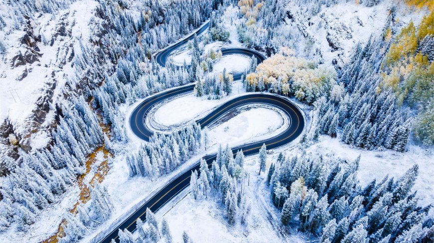 雪覆山林S形盘山公路航拍冬景城市电脑壁纸