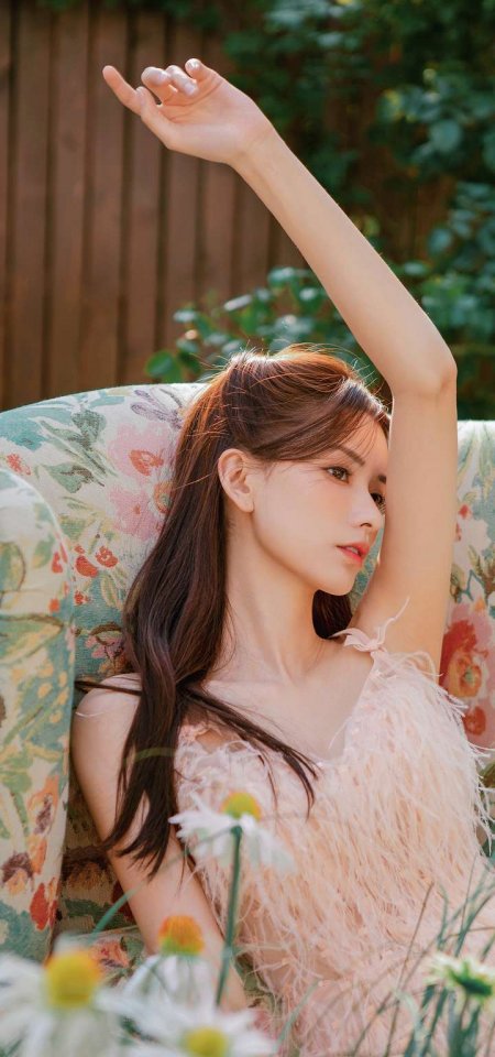 清新少女花丛中伸展手臂文艺风手机壁纸