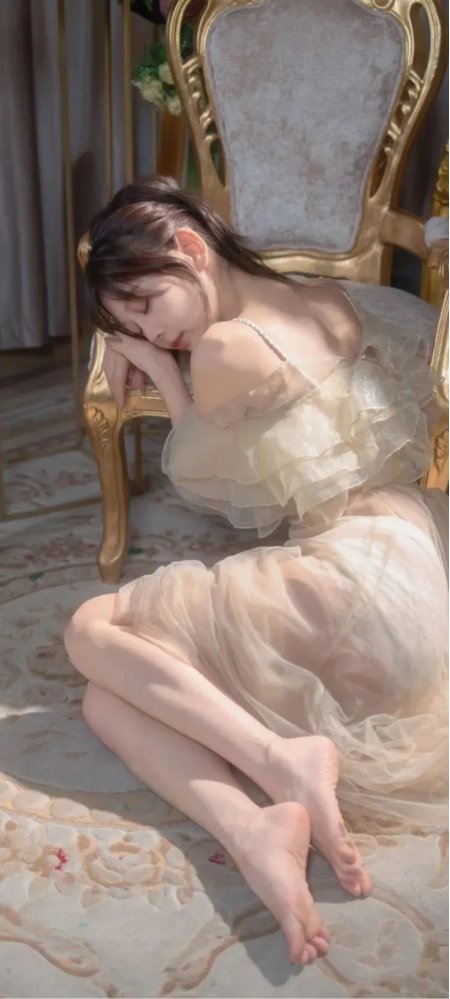 优雅少女浅色纱裙倚金椅休憩手机壁纸