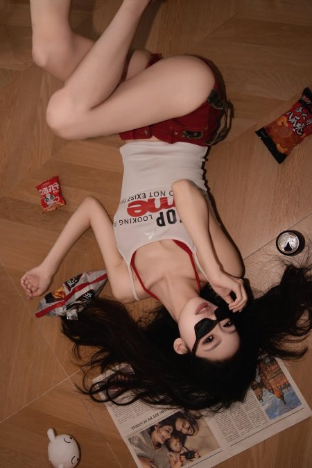 时尚少女地板躺拍零食环绕墨镜写真手机壁纸