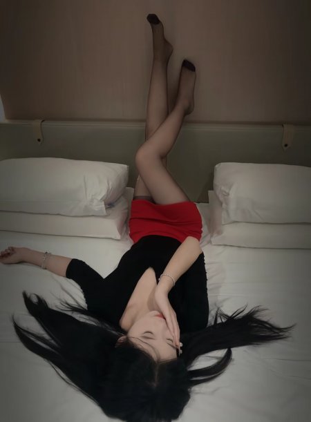 长发女性倒置躺床私房写真氛围感手机壁纸