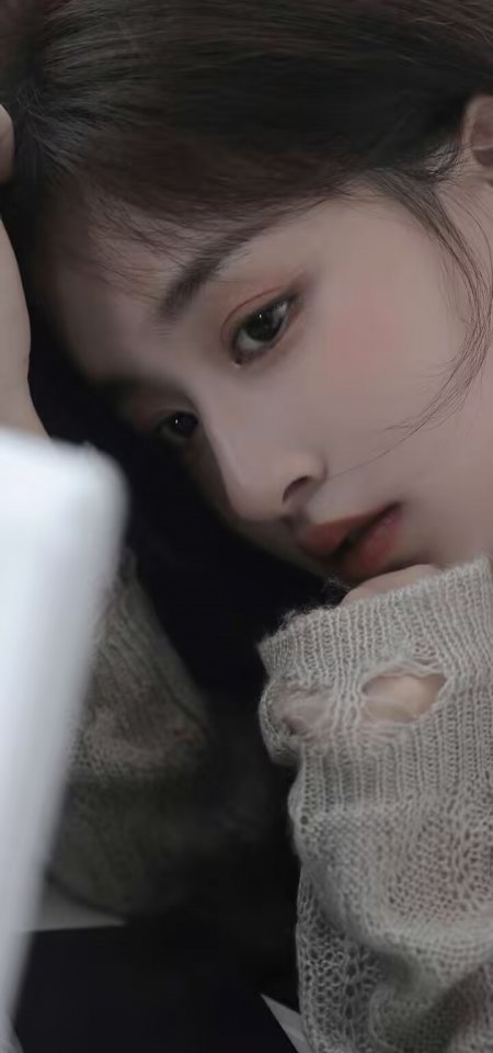 清冷少女侧脸凝视破洞毛衣手机壁纸