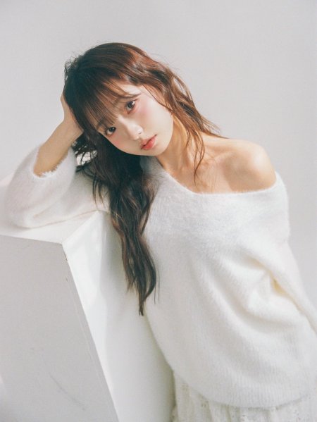 温柔少女白色毛衣露肩长发侧脸简约背景清新风格手机壁纸