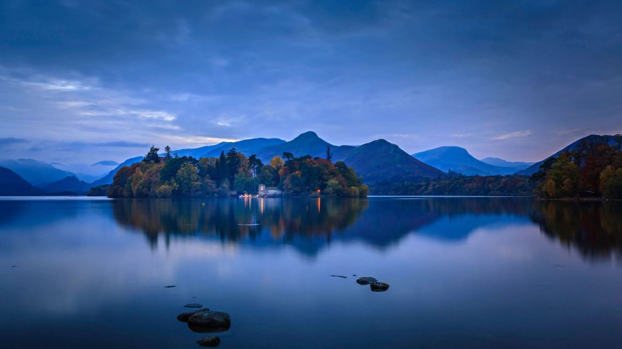 英格兰湖畔黄昏倒影山脉静谧风景电脑壁纸