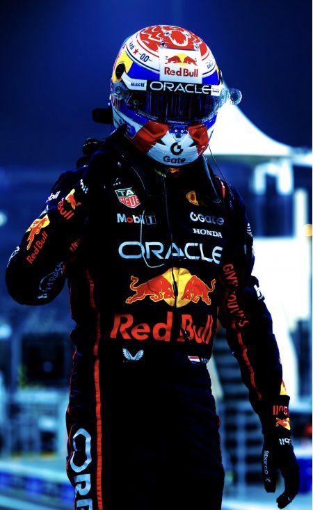 F1车手红牛车队深蓝冷调高对比度竞技写实手机壁纸