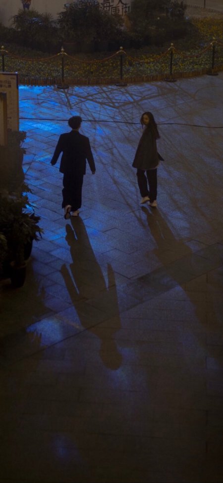 夜晚蓝光广场情侣回眸行走手机壁纸